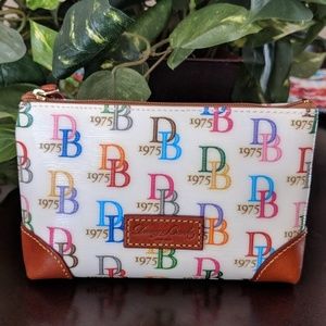 💮💮 SOLD 💮💮D & B White Multi Cosmetic bag